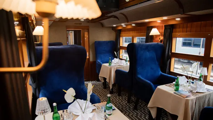 Plataran Indonesia menghadirkan pengalaman fine dining pertama di atas kereta di Indonesia.