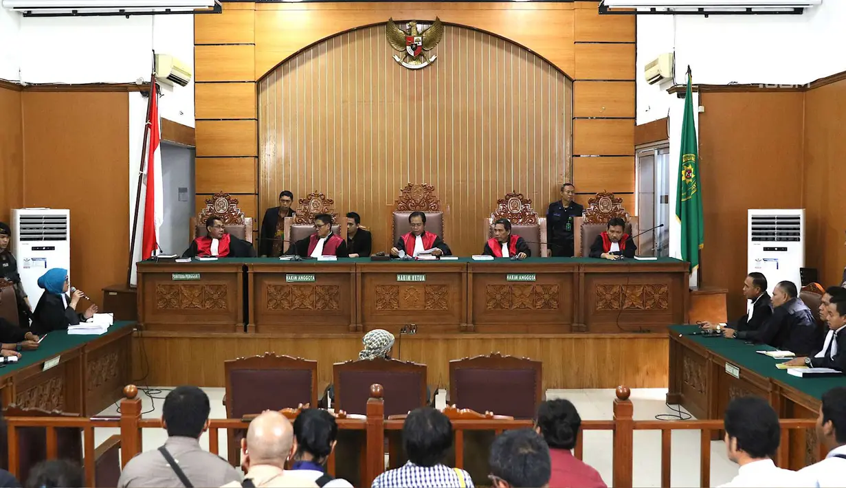 Terdakwa kasus bom Thamrin, Aman Abdurrahman menjalani sidang pembacaan nota pembelaan di PN Jakarta Selatan, Jumat (25/5). Sidang dilanjutkan pada 1 Juni 2018 mendatang dengan agenda tanggapan Jaksa atas pledoi terdakwa. (Liputan6.com/Immanuel Antonius)