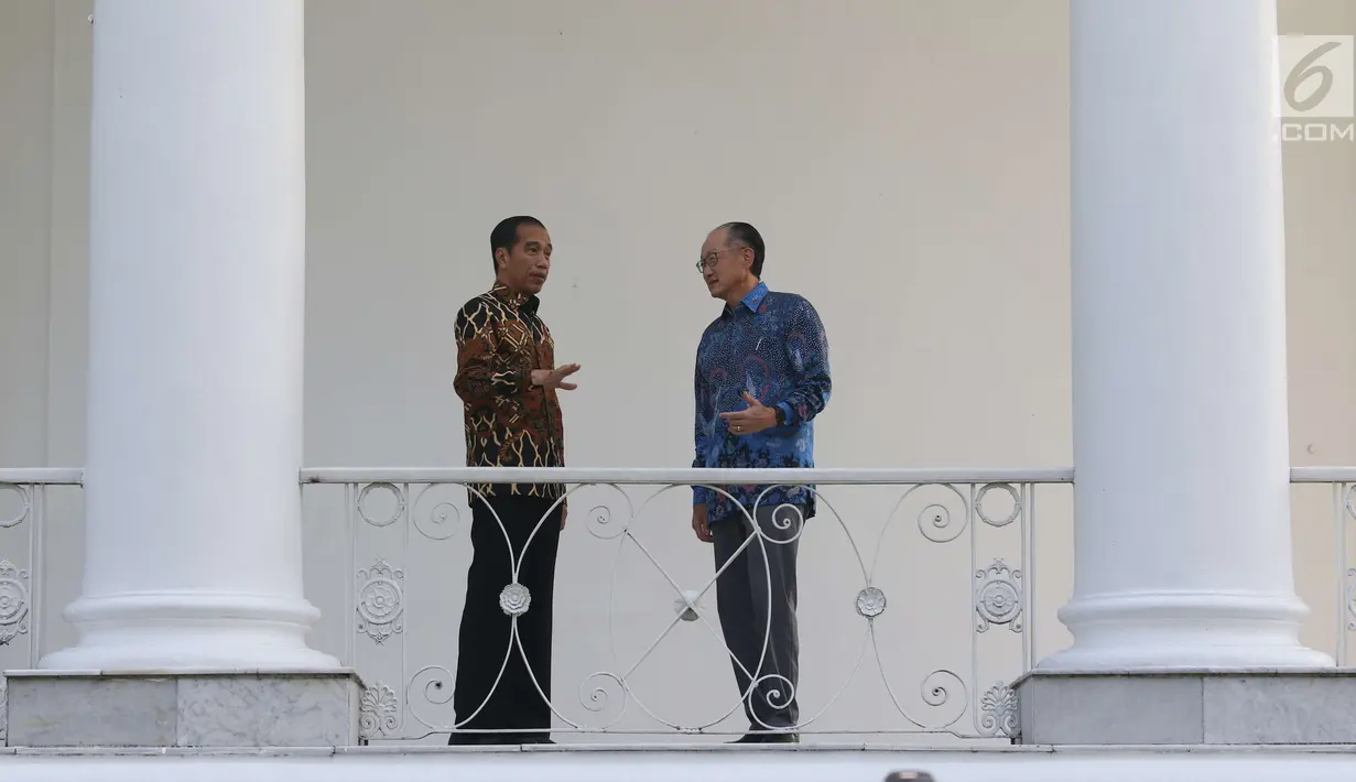 Presiden Joko Widodo (Jokowi) berbincang santai dengan Presiden Bank Dunia, Jim Yong Kim di beranda Istana Kepresidenan Bogor, Jawa Barat, Rabu (4/7). Dalam kunjungan kehormatan itu, Jokowi dan Kim kompak menggunakan batik. (Liputan6.com/Angga Yuniar)