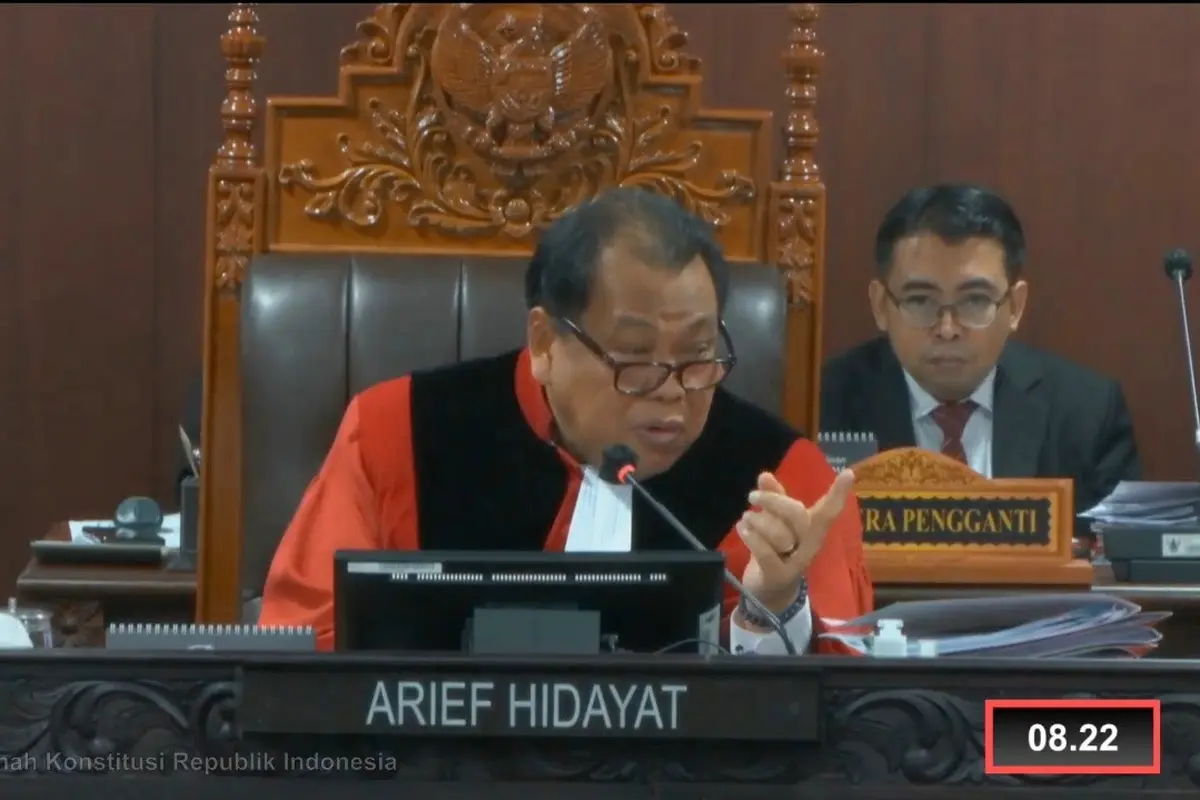 Hakim Konstitusi Arief Hidayat menilai KPU tidak serius usai kedapatan absen di sidang sengketa Pileg 2024 pada panel tiga yang digelar Gedung Mahkamah Konstitusi (MK) hari ini, Kamis (2/5/2024).