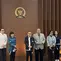 Perwakilan GoTo dan Grab Indonesia dalam konferensi pers bersama pimpinan DPR RI di Kompleks Parlemen, Senayan, Jakarta, Selasa (23/6/2026). (Liputan6.com/Delvira Hutabarat)