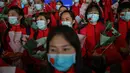 Staf medis dari Provinsi Jilin yang menangani pandemi Covid-19 berpartisipasi dalam upacara pelepasan di Bandara Tianhe, Wuhan, provinsi Hubei, Rabu (8/4/2020). Pemulangan staf medis ini bersamaan dengan pencabutan lockdown di Wuhan yang telah diberlakukan selama 11 minggu. (Hector RETAMAL/AFP)