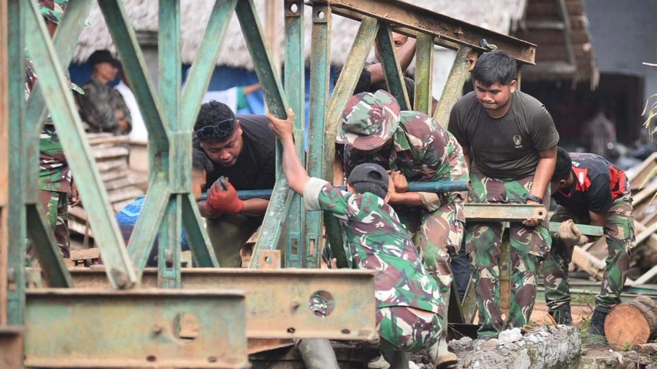 FOTO: Prajurit TNI AD Bahu Membahu Pasang Jembatan Bailey di Bireuen