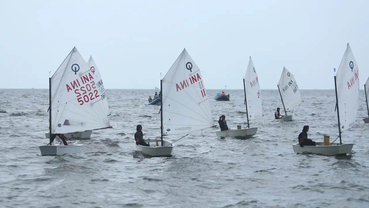 Keseruan Kejuaraan Nasional Indonesia Regatta 1 tahun 2025 di Indonesia National Sailing Center, Ancol
