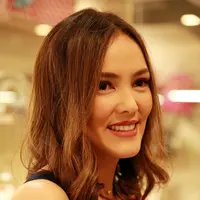 "Saya percaya, suami saya itu orangnya sangat baik. Dia punya hati yang lembut, dia adalah ayah yang sangat baik, sosok yang sangat menjunjung nilai keluarga," ujar kakak kandung Julie Estelle. (Deki Prayoga/Bintang.com)