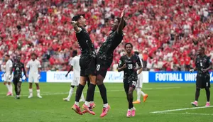 Jonathan David merayakan gol yang dicetaknya bersama rekan setimnya, Stephen Eustaquio, setelah mencetak gol ke gawang Qatar dalam laga kedua Grup B Piala Dunia 2026 di Vancouver, British Columbia, Jumat (19/6/2026) pagi WIB. Jonathan David mencetak hattrick dan Kanada menang telak 6-0 dalam laga ini. (Darryl Dyck/The Canadian Press via AP)