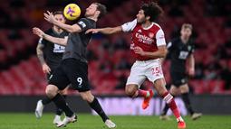 Striker Burnley, Chris Wood, mengontrol bola saat melawan Arsenal pada laga Liga Inggris pada laga Liga Inggris di Stadion Emirates, Senin (14/12/2020). Arsenal takluk 0-1 dari Burnley. (Laurence Griffiths/Pool/AFP)