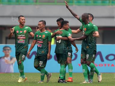 Para pemain PS TNI merayakan gol Ahmad Noviandani ke gawang Persipura pada lanjutan Liga 1 2017 di Stadion Patriot, Bekasi (4/11/2017). PS TNI menang 2-1.(Bola.com/Nick Hanoatubun)