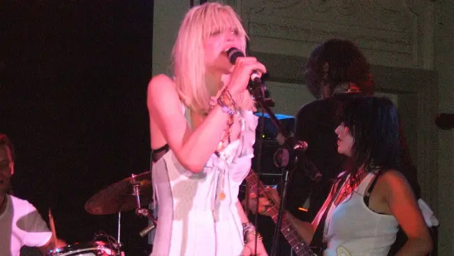 Courtney Love. Rocker ternama berasal dari beragam latar belakang, tidak selalu dari sekolah seni atau musik. Bahkan ada yang pernah mengurus mayat. (Sumber Wikimedia Commons)