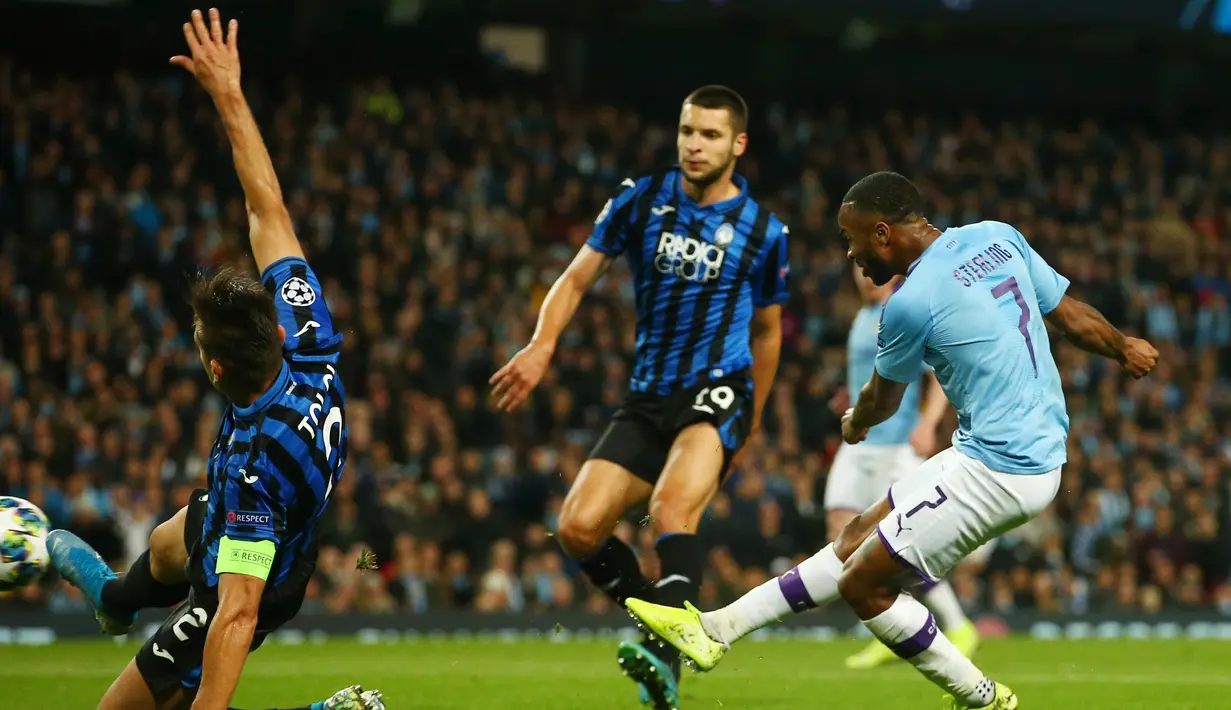 Pemain Manchester City Raheem Sterling (kanan) mencetak gol ke gawang Atalanta saat bertanding pada laga Liga Champions di Stadion Etihad, Manchester, Inggris, Selasa (22/10/2019). Manchester City menang 5-1 dengan tiga gol Raheem Sterling dan dua dari Sergio Aguero. (AP Photo/Dave Thompson)