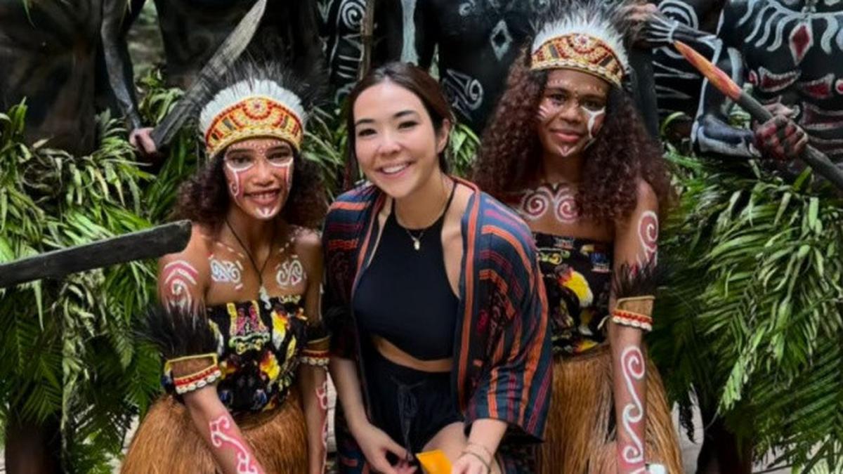 7 Potret Gisel Nikmati Pesona Indah Kali Biru Papua, Semringah Dapat Kejutan Tak Terduga