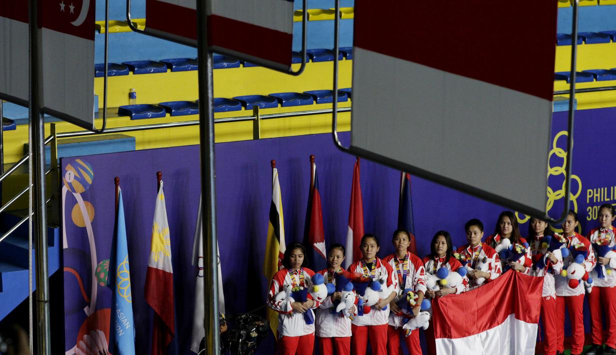 Tim bulutangkis putri Indonesia naik podium saat menerima medali perak pada SEA Games 2019 di Muntinlupa Sports Complex, Manila, Selasa (3/12). Indonesia kalah 1-3 dari Thailand. (Bola.com/M Iqbal Ichsan)