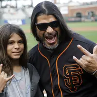 Tye Trujillo yang masih 12 tahun jadi bassis Korn di salah satu konsernya. (via Billboard)