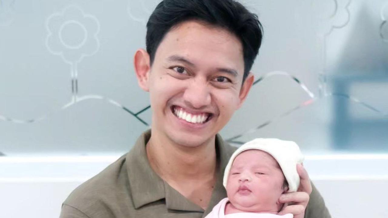 Kini jadi Ayah, ini Potret Bahagia Belva Devara CEO Ruangguru Gendong Anak Pertama