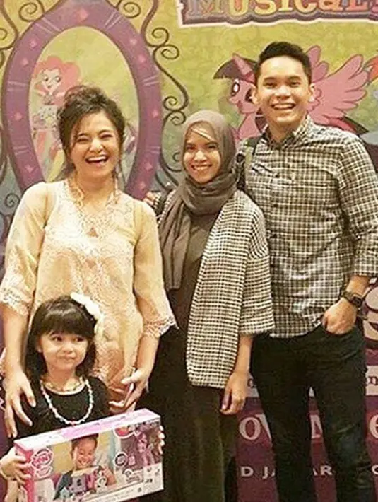 Seperti diketahui, Marshanda resmi nikah dengan Ben Kasyafani pada 2011 silam. Pernikahan yang telah dikaruniai seorang putri itu kandas pada 2014 silam. Hubungan keduanya tetap kompak demi merawat putrinya yang bersama Ben.  (Instagram/marshanda99)