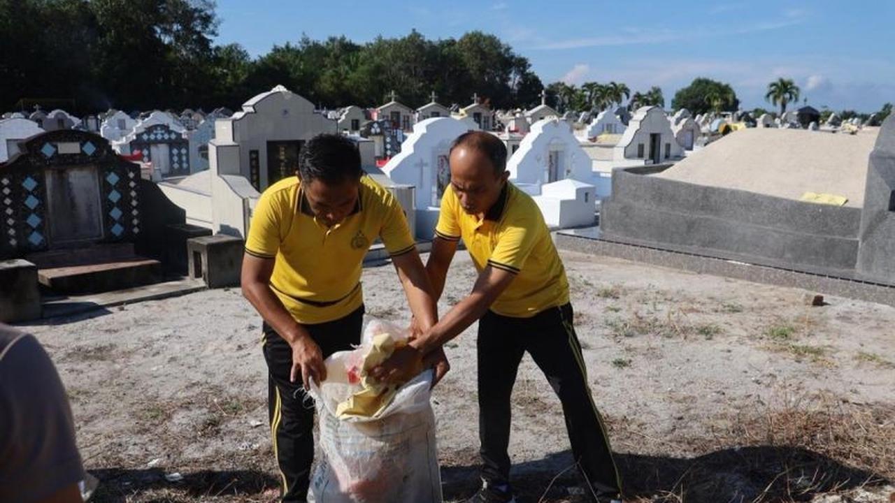 Polres Bangka Tengah Perkuat Toleransi Jelang Ceng Beng dengan Bersihkan Makam Tionghoa