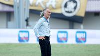 Pelatih Dewa United, Jan Olde Riekerink saat melawan PSIS Semarang pada laga pekan ke-8 BRI Liga 1 2023/2024 di Stadion Indomilk Arena, Tangerang, Senin (14/8/2023). PSIS Semarang menang telak 4-1 atas Dewa United. (Bola.com/M Iqbal Ichsan)