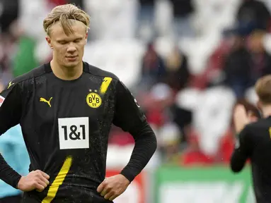 Striker Borussia Dortmund, Erling Haaland, tampak kecewa usai ditaklukkan Augsburg pada laga Bundesliga, Minggu (27/9/2020). Augsburg menang dengan skor 2-0. (Matthias Balk/dpa via AP)
