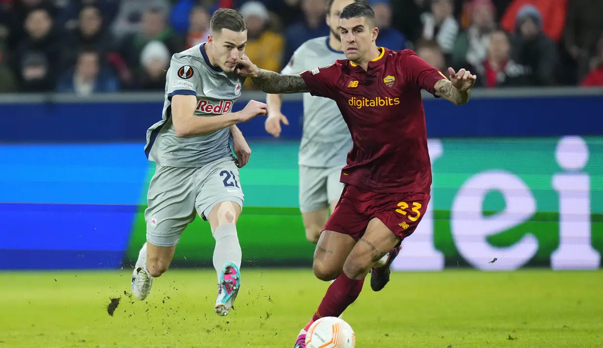 Penyerang RB Salzburg Noah Okafor berusaha untuk mencetak gol melewati bek AS Roma Gianluca Mancini pada leg pertama playoff babak 16 besar Liga Europa di Red Bull Arena, Salzburg, Jumat (17/2/2023) dini hari WIB. Di atas kertas skuad Jose Mourinho masih lebih baik daripada tim tamu, tapi faktanya di lapangan tidak demikian. (AP Photo/Petr David Josek)