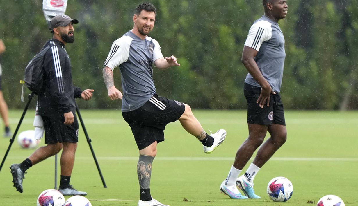 Pemain Inter Miami, Lionel Messi, mengikuti sesi latihan jelang pertandingan melawan Cruz Azul pada laga Leagues Cup 2023 di Fort Lauderdale, Kamis (20/7/2023). (AP Photo/Lynne Sladky)