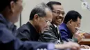 Jaksa Agung HM Prasetyo (kanan) saat mengikuti raker dengan Komisi III DPR, di Gedung Nusantara II, Jakarta, Selasa (5/6). Rapat membahas Kerja Pemerintah Kementerian/Lembaga (RKP K/L) Tahun 2018 dan sejumlah isu aktual. (Liputan6.com/Johan Tallo)
