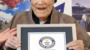 Masazo Nonaka dari Jepang menerima sertifikat pria tertua di dunia  dari Guinness World Records di pulau Hokkaido, Selasa (10/4). Pria berusia lebih dari seabad itu butuh kursi roda untuk gerak, tetapi kondisinya sehat. (Masanori Takei/Kyodo News via AP)