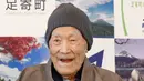 Masazo Nonaka dari Jepang menerima sertifikat pria tertua di dunia  dari Guinness World Records di pulau Hokkaido, Selasa (10/4). Pria berusia lebih dari seabad itu butuh kursi roda untuk gerak, tetapi kondisinya sehat. (Masanori Takei/Kyodo News via AP)